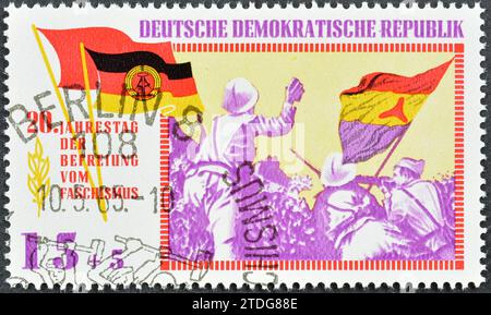 Gestempelte Briefmarke, gedruckt von der Deutschen Demokratischen Republik, die antifaschistische Soldaten in Spanien zeigt, 20 Jahre Befreiung, um 1965. Stockfoto