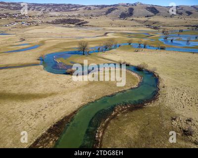Draufsicht über einen herrlichen, wunderschönen Fluss mit Serpentinen. Lebendige Farben und wunderschöne Landschaft. Hintergrund und Texturen. Stockfoto