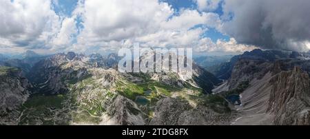 Aus der Vogelperspektive des Laghi dei Piani in der Nähe von Tre Cime di Lavaredo, in den Dolomiten, Italien. Wunderschöne und berühmte Landschaft für Wanderer und Bergsteiger. Stockfoto