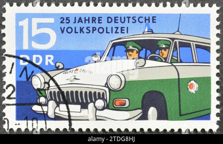 Gestempelte Briefmarke, gedruckt von der DDR, die Radio Patrouillenwagen Typ Wolga zeigt, 25. Jahrestag der deutschen Polizei, um 1970. Stockfoto