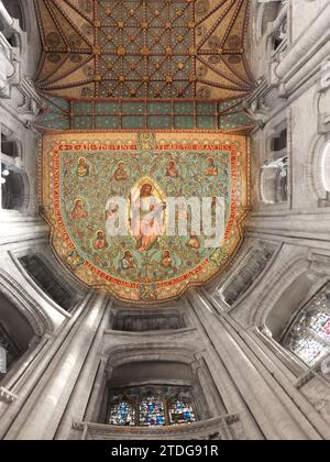 Gemälde von Jesus Christus und seinen Aposteln an der Decke der Apsis in der normannischen (romanisch) erbauten christlichen Kathedrale in Peterborough, England. Stockfoto