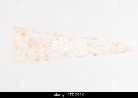 Rosafarbenes Himalaya-Salz in Formen auf weißem Hintergrund platziert.Draufsicht Stockfoto