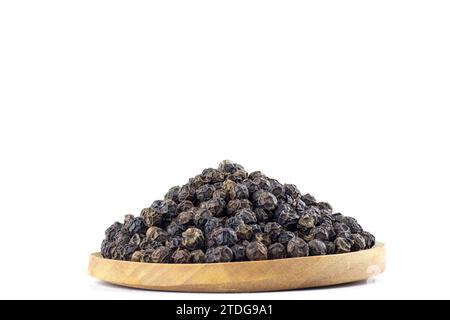 Schwarzer Pfeffer in einer Holzschale. Isoliert auf weißem Hintergrund. Stockfoto