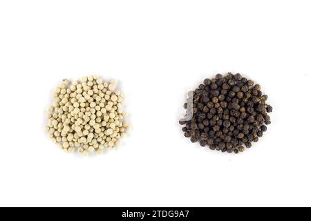 Schwarz-weiße Paprika stapeln sich in kreisförmiger Form, isoliert auf weißem Hintergrund. Stockfoto