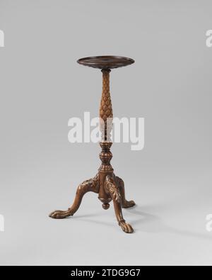Gueridon auf balusterförmigem Stamm, anonym, ca. 1700 - ca. 1800 Gueridon aus Teakholz. Der mit Nieten und Grunzen verzierte Gelenkstrom liegt auf drei Beinen, die an einem zylinderförmigen Teil des Rumpfes befestigt sind, einschließlich eines letzten Teils. Die Beine zeigen Blattarbeit an der Schwellung und enden in einem Ring mit Nieten und einer schlanken Tierklaue. Der Stamm ist weitgehend balusterförmig und vollständig mit gestochenen, verstörten Blättern bedeckt. Das runde Blatt verläuft schräg zum Stamm und ist unten mit Grunzen bedeckt. Indonesisches Holz (Pflanzenmaterial). Teakholz Gueridon aus Teakholz. Der Gelenkstrom, DE Stockfoto