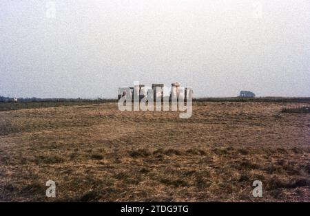 Archivfoto aus den 1970er Jahren mit Fernsicht von Stonehenge über Felder hinweg. Stockfoto