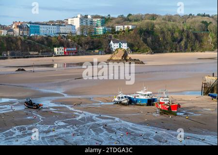 Ein Blick über den Hafen bei Ebbe in Tenby, Wales an einem sonnigen Tag Stockfoto