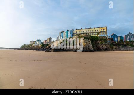 Ein Blick vom Castle Beach bei Ebbe in Tenby, Wales an einem sonnigen Tag Stockfoto