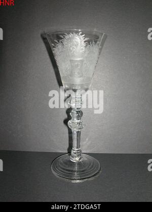 Chalip-Glas mit dem Wappen der Familie Van Heemskerk und dem Monogramm WGM, Anonym, um 1761 Chalice-Glas aus klarem, farblosem Glas. Am konischen Fuß. Der balusterförmige Stamm hat drei Knoten, einen flachen Knoten und einen Reifen mit Luftblasen. Die trichterförmige Cuppe hat einen abgerundeten Boden. Auf dem Kelch ist ein Schwan als Reichtum mit einem Schild mit dem Monogramm wgm (Watergraafsmeer) um den Hals abgebildet. Auf der anderen Seite das gekrönte Familienwappen Van Lennep mit einem griffin auf beiden Seiten. Glasbläser: Niederlande Nordniederländische Glasbläserei Chalice-Glas aus klarem, farbigem Glas Stockfoto