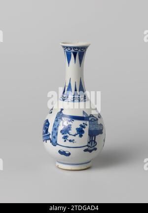 Birnenförmige Flaschenvase mit glückverheißenden Symbolen und Blütenblattrand, anonym, ca. 1680 - ca. 1720 Flaschenförmige Vase aus Porzellan mit birnenförmigem Korpus und nach oben, blau lackiert. Auf dem Bauch Glückssymbole: Antiquitäten (Stativ, Weihrauchbrenner, Malrolle mit prunuszweig, Blumenvase mit Chrysanthemen, Buch, Drache etc.). An der Schulter und an der Außenkante eine Bindung mit Ranken. Am Hals ein Reifen mit erhöhten und einer mit hängenden, spitzen Blattmotiven. Ein Riss in der Kante. Blau Weiß. Porzellan. Glasur. Kobalt-(Mineral-)Malerei / Glasur Flaschenförmige Vase Mad Stockfoto