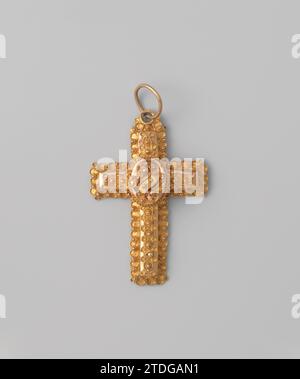 Anhänger, hauptsächlich aus filigranen Zeeland-Knöpfen gebildet, ca. 1885 - ca. 1900 Goldene Anhänger in Form eines Kreuzes. Das gekreuzte Kreuz ist mit Filigrein verziert, das hauptsächlich aus Zeeland-Knöpfen besteht. In der Mitte eine ovale Höhe mit einer S-förmigen Dekoration. Markiert: Eichenblatt. Niederlande Gold (Metall) filigraner Gold Anhänger in Form eines Kreuzes. Das gekreuzte Kreuz ist mit Filigrein verziert, das hauptsächlich aus Zeeland-Knöpfen besteht. In der Mitte eine ovale Höhe mit einer S-förmigen Dekoration. Markiert: Eichenblatt. Niederlande Gold (Metall) filigran Stockfoto