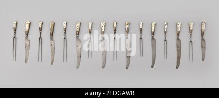 Serie von acht Messern und Gabeln, anonym, ca. 1675 - ca. 1800 Serie von 8 Messern und Gabeln mit Anheben von Perlmutt und Silber. Eine gagravierte Dekoration auf dem silbernen Rahmen. Ungarn Silber (Metall). Perlmutt Serie von 8 Messern und Gabeln mit Anheben von Perlmutt und Silber. Eine gagravierte Dekoration auf dem silbernen Rahmen. Ungarn Silber (Metall). Perlmutt Stockfoto