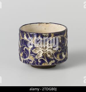 Teeschale mit Blumenrollen, anonym, anonym, ca. 1820 - ca. 1850 Teestein aus Steingut, bedeckt mit cremefarbenen Glasuren, blaue E-Mail und bemalt in Rot, Grün und weiß. Der untere Teil der Schüssel ist unglasiert. Das Innere der Schüssel ist mit einer cremefarbenen Glasur bedeckt. Die Außenseite mit Lotusreben, die in einem blauen E-Mail-Hintergrund gespeichert wurden. Der untere Teil der Außenwand mit einem Band mit blauen Punkten. Auf der Unterseite mit einer nicht identifizierten, gepressten dreistelligen Marke gekennzeichnet. Zwei Chips in der Kante. Kyo Gyuzan. Japanisches Steingut. Glasur. Malerei / Vitrifikation Teestein aus Steingut, Bucht Stockfoto