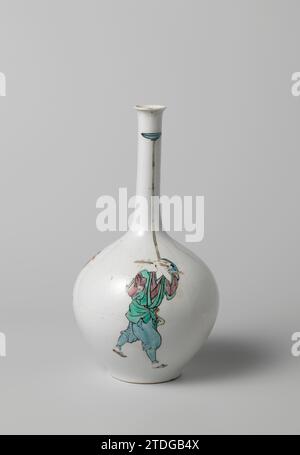 Vase mit Jongleuren, anonym, ca. 1800 - ca. 1825 Flaschenförmige Vase aus Porzellan mit eiförmigem Korpus und langem, schmalem Hals, der sich oben leicht ausbreitet. Gemalt auf der Glasur in blau, rot, grün, gelb, lila, schwarz und Gold. Auf dem Bauch drei Künstler: ein Mann mit einem Instrument auf dem Rücken und einem Stock in der Hand, eine Frau mit einer Person auf dem Rücken und einem Zoll in der Hand und ein Mann, der einen Teller auf einem Bambusstab auf seinem Kopf dreht, spielt eine Flöte. Der Stock mit der Platte läuft am Hals. Ein Chip in der Kante und im Fuß. Porzellan mit E-Mail-Farben. Japanisches Porzellan. Glasur Stockfoto