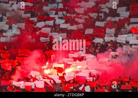 Fans des Fußballclubs Aberdeen zündeten Feuerwerke und schwenkten weiße Folienflaggen im Fußballstadion Hampden Park. Stockfoto