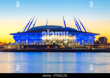 ST. PETERSBURG, RUSSLAND - 29. MAI 2018: Der Bau des Stadions der Sankt Petersburg Arena in einer weißen Nacht. Russland Stockfoto
