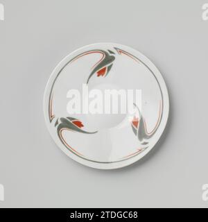 Untertasse mit stilisierten Blumenmotiven, Parthénon, ca. 1900 - ca. 1905 Porzellanschale, auf der Glasur in Grün und Rot gemalt. Blumenzweige stilisiert an der Wand. Die Außenwand mit einem dünnen Band im Relief. Auf der Unterseite mit „Le Parthénon/Paris“ gekennzeichnet. Entworfen von Maurice Dufrêne, hergestellt für La Maison Moderne, möglicherweise von Le Parthénon, Paris. Pariser Porzellan. Glasur. Malerei / Glasur Porzellanschale, bemalt auf der Glasur in Grün und Rot. Blumenzweige stilisiert an der Wand. Die Außenwand mit einem dünnen Band im Relief. Auf der Unterseite mit „Le Parthénon/Paris“ gekennzeichnet. Entworfen von Stockfoto