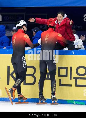 Seoul, Südkorea. Dezember 2023. China Team, feiern Sie mit dem Coaching Team bei der Siegerehrung für das 5000-m-Finale der Männer während der ISU World Cup Short Track Männer Team Staffel am Mokdong Ice Rink in Seoul, Südkorea am 17. Dezember 2023. (Foto: Lee Young-HO/SIPA USA) Credit: SIPA USA/Alamy Live News Stockfoto