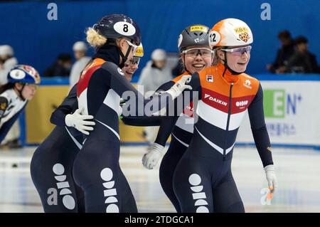 Seoul, Südkorea. Dezember 2023. Das niederländische Team feiert die Siegerehrung für das 3000-m-Finale der Frauen während der ISU World Cup Short Track Women's Team Staffel am Mokdong Ice Rink in Seoul, Südkorea am 17. Dezember 2023. (Foto: Lee Young-HO/SIPA USA) Credit: SIPA USA/Alamy Live News Stockfoto