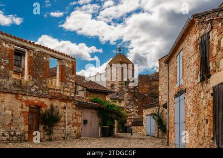 Mittelalterliches Dorf Auvillar mit seinem Uhrenturm in Tarn et Garonne, Occitanie, Frankreich Stockfoto