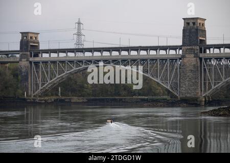 Kleines Boot in Richtung Britannia Bridge an der Menai Strait zwischen Anglesey und dem Festland Wales. Stockfoto