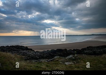 Blick auf den Strand von Traeth Penrhos von Llanddwyn Island, Anglesey, Nordwales. Stockfoto
