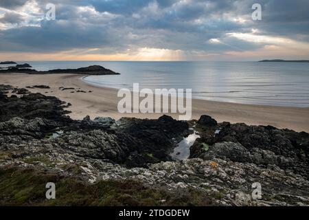 Abenddämmerung auf Llanddwyn Island an der Südküste von Anglesey, Nordwales. Stockfoto