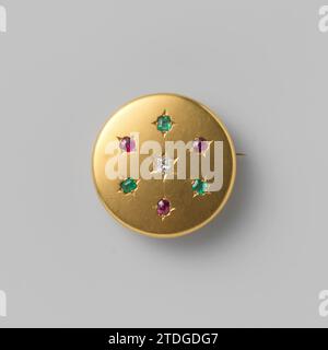 Brosche van Goud, Anonym, 1800 - 1900 Runde, scheibenförmige Brosche aus mattem Gold. Besetzt mit einem Diamanten in der Mitte und rund 3 Rubinen und 3 Smaragden, alle in einer sternförmigen Umgebung. Gold (Metall). Diamant (Mineral). rubin (Mineral). smaragd (Mineral) rund, scheibenförmige Brosche aus mattem Gold. Besetzt mit einem Diamanten in der Mitte und rund 3 Rubinen und 3 Smaragden, alle in einer sternförmigen Umgebung. Gold (Metall). Diamant (Mineral). rubin (Mineral). smaragd (mineralisch) Stockfoto