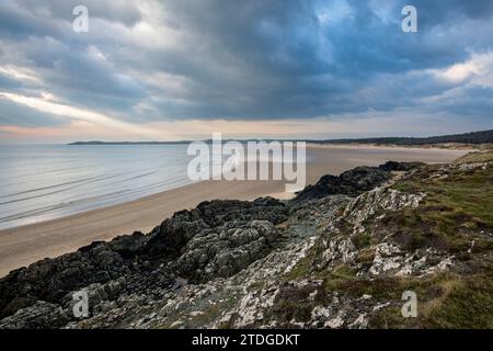 Blick auf den Strand von Traeth Penrhos von Llanddwyn Island, Anglesey, Nordwales. Stockfoto