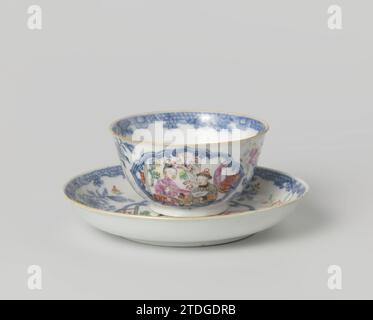 Glockenförmiger Becher und Untertasse mit zwei Figuren vor einem Pavillon und Blumensprays, anonym, um 1775 - ca. 1799 Klock-förmiger Kopf und Schüssel aus Porzellan, in unterschwelliger Glasur blau und auf der Glasur blau, rot, rosa, grün, gelb, schwarz und Gold. Auf der Ebene der Schüssel eine gewellte Kartusche mit zwei Personen an einem Tisch vor einem Pavillon, im Hintergrund Berge und Bäume; um die Kartusche Blumenzweige; Ein Fitzhugh-Rand am Rand. Der Kopf mit der gleichen Dekoration. Famle Rose. Porzellan. Glasur. Kobalt (Mineral). Gold (Metall) Malerei / Vergoldung / Vitrifikation Klock -s Stockfoto