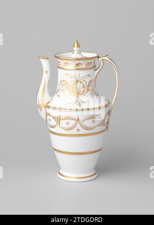 Kaffeekanne mit stilisierten Blumensprays und Zierborten, anonym, ca. 1800 - ca. 1824 Kaffeekanne aus Porzellan, auf der Glasur in Gold gemalt. Die Kanne hat ein vasenförmiges Gehäuse, einen S-förmigen Auslauf und ein hohes Ohr, dessen Oberseite mit dem Rand verbunden ist. Der Bauch ist mit goldenen Linien unterteilt in drei breite Reifen mit einem Pendel von Sternen im oberen Teil, Halbmondformen mit Punkten und Dreiecken. Am Hals zweimal ein stilisierter Blütenzweig und am Rand von Blumenreben. Der Auslauf mit goldenen Linien und stilisierten Blumen. Empire. Frankreich Porzellan. Glasur. Gold (Metall) Malerei / Vergoldung / Vitrificati Stockfoto