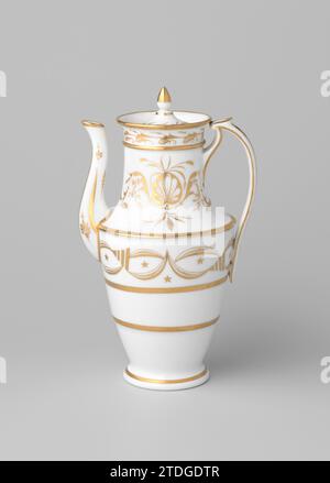 Kaffeekanne mit stilisierten Blumensprays und Zierborten, anonym, ca. 1800 - ca. 1824 Kaffeekanne aus Porzellan, auf der Glasur in Gold gemalt. Die Kanne hat ein vasenförmiges Gehäuse, einen S-förmigen Auslauf und ein hohes Ohr, dessen Oberseite mit dem Rand verbunden ist. Der Bauch ist mit goldenen Linien unterteilt in drei breite Reifen mit einem Pendel von Sternen im oberen Teil, Halbmondformen mit Punkten und Dreiecken. Am Hals zweimal ein stilisierter Blütenzweig und am Rand von Blumenreben. Der Auslauf mit goldenen Linien und stilisierten Blumen. Der Deckel mit einer Reifenblume verzieht sich. Empire. Frankreich Porzellan. Glasur. Gold (Metall Stockfoto