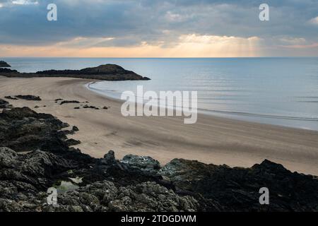 Abenddämmerung auf Llanddwyn Island an der Südküste von Anglesey, Nordwales. Stockfoto