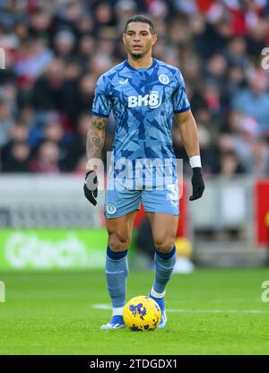 London, Großbritannien. 17. Dezember 2023 - Brentford gegen Aston Villa - Premier League - GTECH Stadium. Aston Villa's Diego Carlos während des Premier League-Spiels gegen Brentford. Bildnachweis: Mark Pain / Alamy Live News Stockfoto