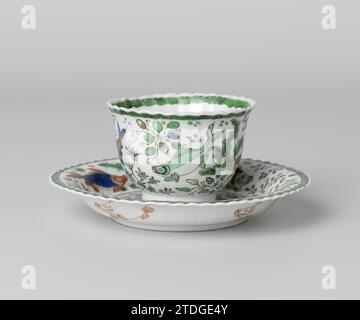 Tasse und Untertasse mit Fisch zwischen Wasserpflanzen, anonym, ca. 1700 - ca. 1724 Porzellankopf und Untertasse mit geriffelter Wand und gelapptem Rand, lackiert in Unterglasur blau und auf der Glasur blau, rot, grün, gelb, Aubergine, schwarz und Gold. Die Außenseite des Kopfes mit vier Fischen zwischen Wasserpflanzen, der Rand mit einem Band Ruyi-Motiv; auf der Unterseite ein Fisch und die Innenseite mit vier Fischen in eisenrot, der Rand mit einem Band Ruyi-Motiv. Die Ebene der Schale mit einem fünften, größeren Fisch zwischen Wasserpflanzen, ansonsten dieselbe Dekoration wie auf dem Kopf. Beide sind unten mit "yù" markiert, Jade, in einem Doppelpack Stockfoto