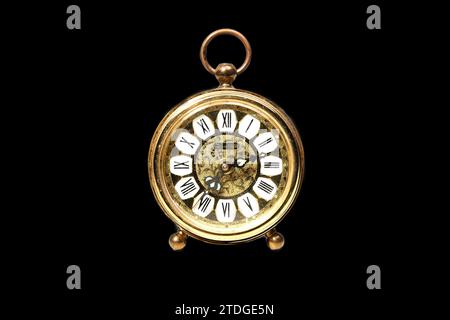 Ein alter goldener analoger Wecker mit mechanischer Bewegung isoliert auf farbigem Hintergrund Stockfoto