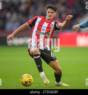 London, Großbritannien. Dezember 2023. 17. Dezember 2023 - Brentford gegen Aston Villa - Premier League - GTECH Stadium Brentford's Christian Nørgaard während des Premier League-Spiels gegen Aston Villa. Bildnachweis: Mark Pain/Alamy Live News Stockfoto