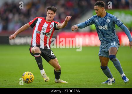 London, Großbritannien. 17. Dezember 2023 - Brentford gegen Aston Villa - Premier League - GTECH Stadium. Brentfords Christian Nørgaard und Jacob Ramsey während des Premier League-Spiels gegen Aston Villa. Bildnachweis: Mark Pain / Alamy Live News Stockfoto