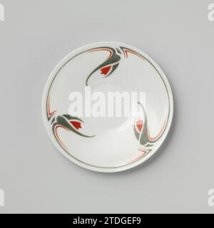 Untertasse mit stilisierten Blumenmotiven, Parthénon (evtl.), ca. 1900 - ca. 1905 Porzellanschale, auf der Glasur in Grün und Rot gemalt. Blumenzweige stilisiert an der Wand. Die Außenwand mit einem dünnen Band im Relief. Auf der Unterseite mit „Le Parthénon/Paris“ gekennzeichnet. Entworfen von Maurice Dufrêne, hergestellt für La Maison Moderne, möglicherweise von Le Parthénon, Paris. Pariser Porzellan. Glasur. Malerei / Glasur Porzellanschale, bemalt auf der Glasur in Grün und Rot. Blumenzweige stilisiert an der Wand. Die Außenwand mit einem dünnen Band im Relief. Auf der Unterseite mit „Le Parthénon/Paris“ gekennzeichnet. D Stockfoto