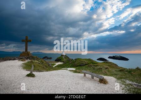 TWR Mawr Leuchtturm und überqueren Sie Llanddwyn Island, Anglesey, Nordwales. Stockfoto