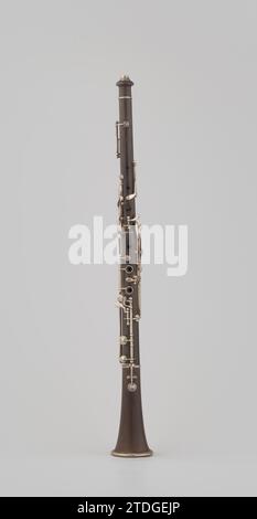 Oboe, Christian Gottfried Geisler, ca. 1850 - ca. 1899 Palmhout-Hobe mit zwölf silbernen Ventilen und silberner Fingerstütze. Die dritte Lücke ist doppelt. Die Oboe hat vier silberne Ringe (einer im oberen Teil, einer im mittleren Teil und zwei im unteren Teil). Auf allen drei Teilen markiert: [Stern] / Geisler / Amsterdam / [Stern]. Die Oboe ist mit einem Holzkoffer mit Leder und Samt auf der Innenseite bedeckt. Im Koffer gibt es einen zusätzlichen Stempel zum Wechseln und eine Pappschachtel mit einem Rohr. Amsterdam Buchsbaum. Silber (Metall). kist: Leder. kist: Samt (Gewebegewebe) Hobe of Palmhout mit zwölf Stockfoto