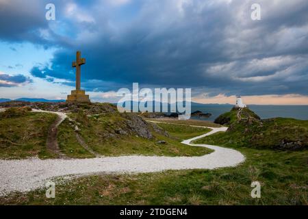 TWR Mawr Leuchtturm und überqueren Sie Llanddwyn Island, Anglesey, Nordwales. Stockfoto