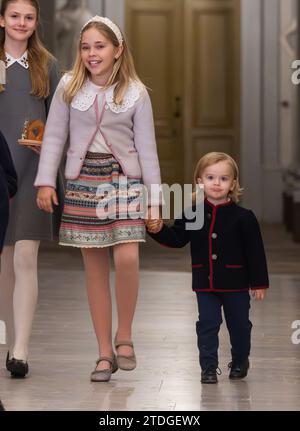 Königin Silvia wurde von ihren Enkeln begleitet, Prinzessin Leonore und Prinz Julian, als sie die Weihnachtsbäume des Königlichen Palastes erhielten und schmückten Stockfoto