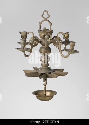 Sierelement van Sabbathlamp, unbekannt, 1700 - 1800 Sabbath Lampe Zierarm. Der S-förmige Arm endet in einer Locke zum Stamm. Nach außen wird sie zu einem breiteren Teil, in dem die breite durchbrochene Blume mit einem großen, runden Kern verschraubt ist. Dies ist der dritte Arm, nummeriert mit 3 runden Punkten. Nürnberg Messing (Legierung) Guss Sabbath Lampe Zierarm. Der S-förmige Arm endet in einer Locke zum Stamm. Nach außen wird sie zu einem breiteren Teil, in dem die breite durchbrochene Blume mit einem großen, runden Kern verschraubt ist. Dies ist der dritte Arm, nummeriert mit 3 runden Punkten. Nu Stockfoto