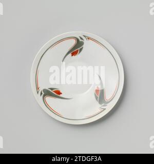 Untertasse mit stilisierten Blumenmotiven, Parthénon (evtl.), ca. 1900 - ca. 1905 Porzellanschale, auf der Glasur in Grün und Rot gemalt. Blumenzweige stilisiert an der Wand. Die Außenwand mit einem dünnen Band im Relief. Auf der Unterseite mit „Le Parthénon/Paris“ gekennzeichnet. Entworfen von Maurice Dufrêne, hergestellt für La Maison Moderne, möglicherweise von Le Parthénon, Paris. Pariser Porzellan. Glasur. Malerei / Glasur Porzellanschale, bemalt auf der Glasur in Grün und Rot. Blumenzweige stilisiert an der Wand. Die Außenwand mit einem dünnen Band im Relief. Auf der Unterseite mit „Le Parthénon/Paris“ gekennzeichnet. D Stockfoto