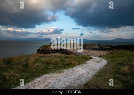 Abenddämmerung am TWR Bach Leuchtturm auf Llanddwyn Island, Anglesey, Nordwales. Stockfoto