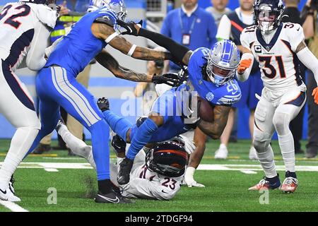 DETROIT, MI - 16. DEZEMBER: Detroit Lions RB Jahmyr Gibbs (26) kämpft um zusätzliche Yards, während er von Denver Broncos Cornerback Fabian Moreau (23) während des Spiels zwischen Denver Broncos und Detroit Lions am 16. Dezember 2023 im Ford Field in Detroit, MI (Foto: Allan Dranberg/CSM) Stockfoto