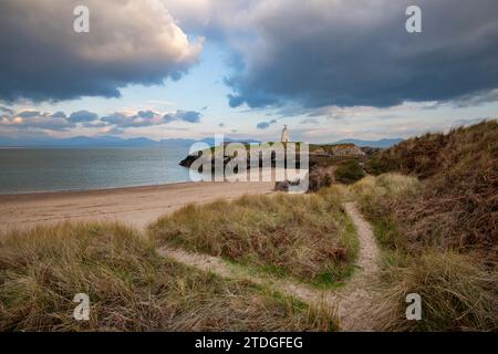 Abenddämmerung am TWR Bach Leuchtturm auf Llanddwyn Island, Anglesey, Nordwales. Stockfoto