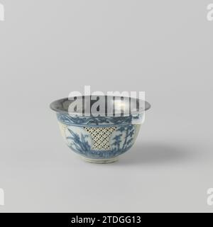 Schüssel mit betonten Seiten, blühenden Pflanzen und silbernen Halterungen, anonym, ca. 1635 - ca. 1650 Klock-förmige Schüssel aus Porzellan, in Unterglasurblau lackiert. Die Wand wird geöffnet (Ajour work) mit vier Medaillons mit blühenden Pflanzen. Der äußere Rand mit einem Band mit Blumenranken; über dem Fuß ein Band mit stilisierten Blattmotiven. Das Innere mit einem silbernen Rahmen. Übergangsproporzellan in Blau und weiß. Porzellan. Glasur. Kobalt (Mineral). Motiv: Silberne (Metall) Malerei / Glasur Klock-förmige Schüssel aus Porzellan, in Unterglasurblau bemalt. Die Wand wird mit vier m geöffnet (ohne Arbeiten) Stockfoto