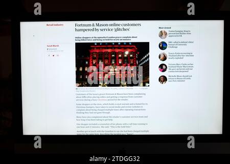 „Fortnum & Mason Online-Kunden, die durch Service-Probleme behindert werden“ weihnachtsartikel auf der Website der Guardian Zeitung Screenshot Money Retail UK Stockfoto